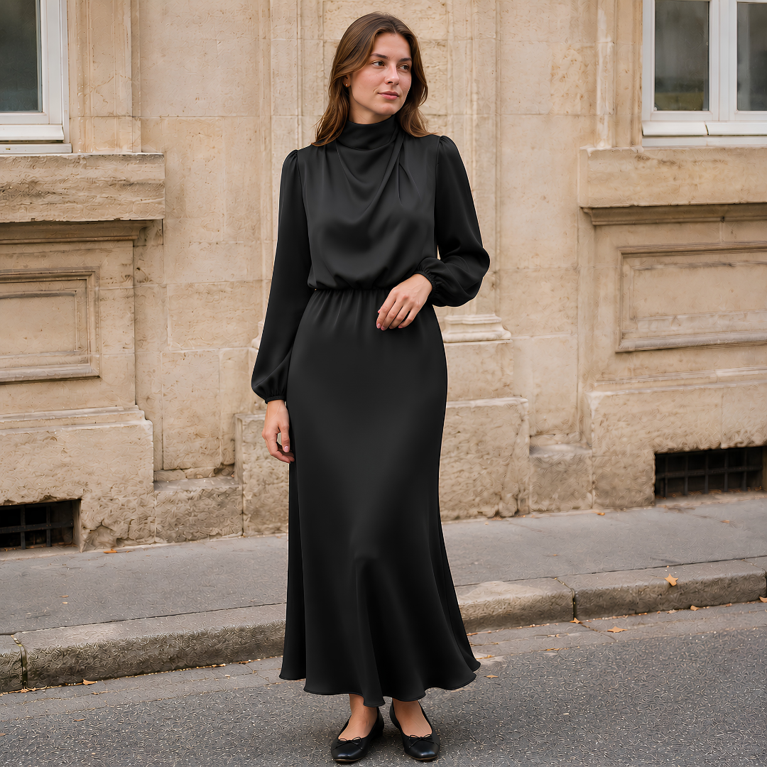 Robe longue noire à manches bouffantes et col drapé, silhouette fluide
