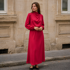Robe longue rouge à col montant drapé et manches longues bouffantes