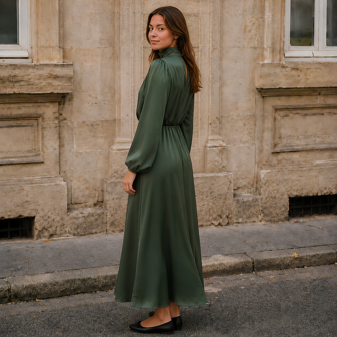 Robe longue vert armée vue de trois quarts dos, manches bouffantes aux poignets froncés