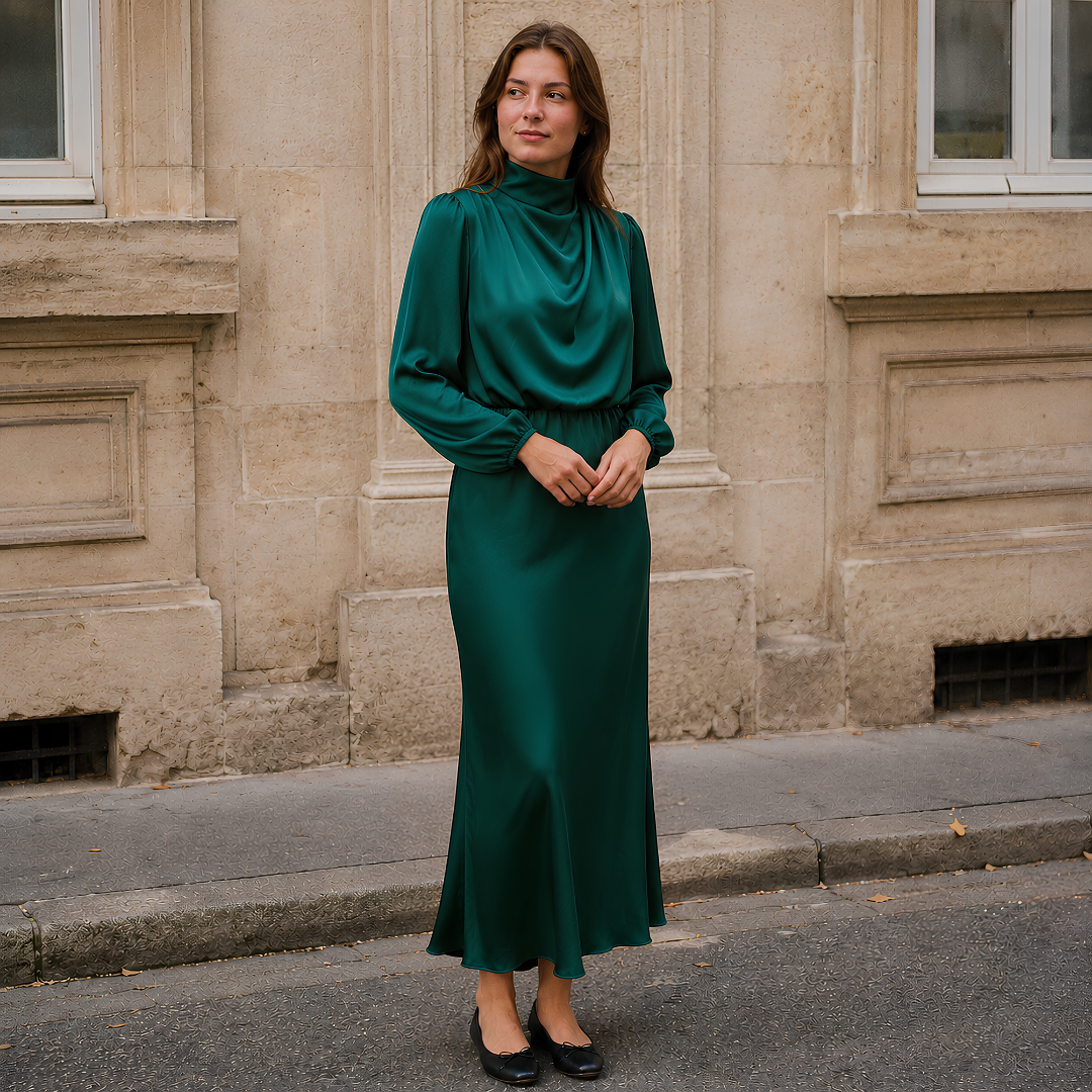 Robe longue vert foncé au col montant drapé et jupe évasée jusqu'à la cheville