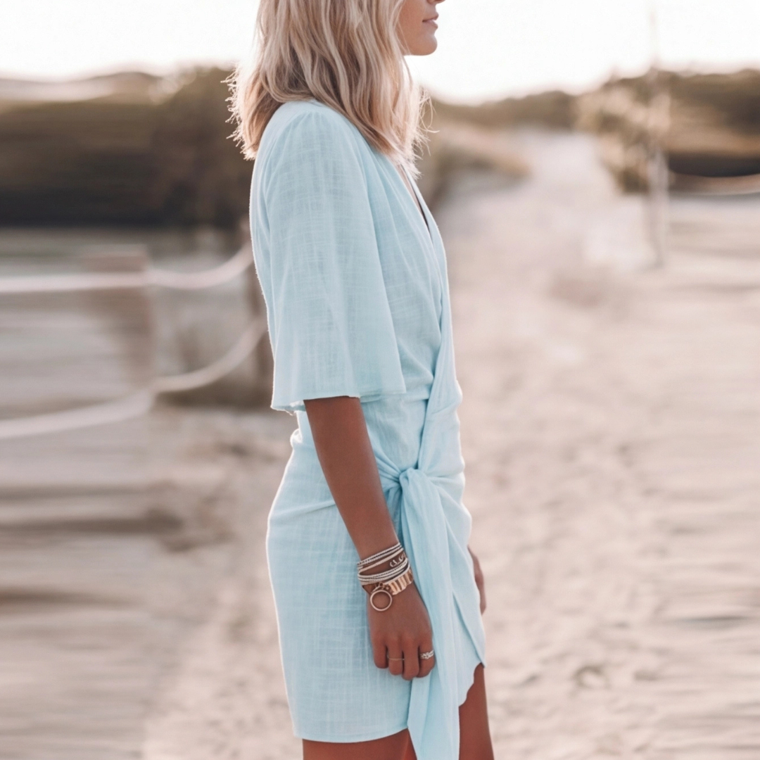Robe Kamila bleu clair, vue de trois quarts, coupe fluide et légère