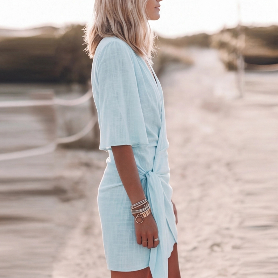 Robe Kamila bleu clair, vue de trois quarts, coupe fluide et légère