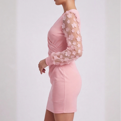 Robe Manon rose fleuries, silhouette ajustée vue en pied