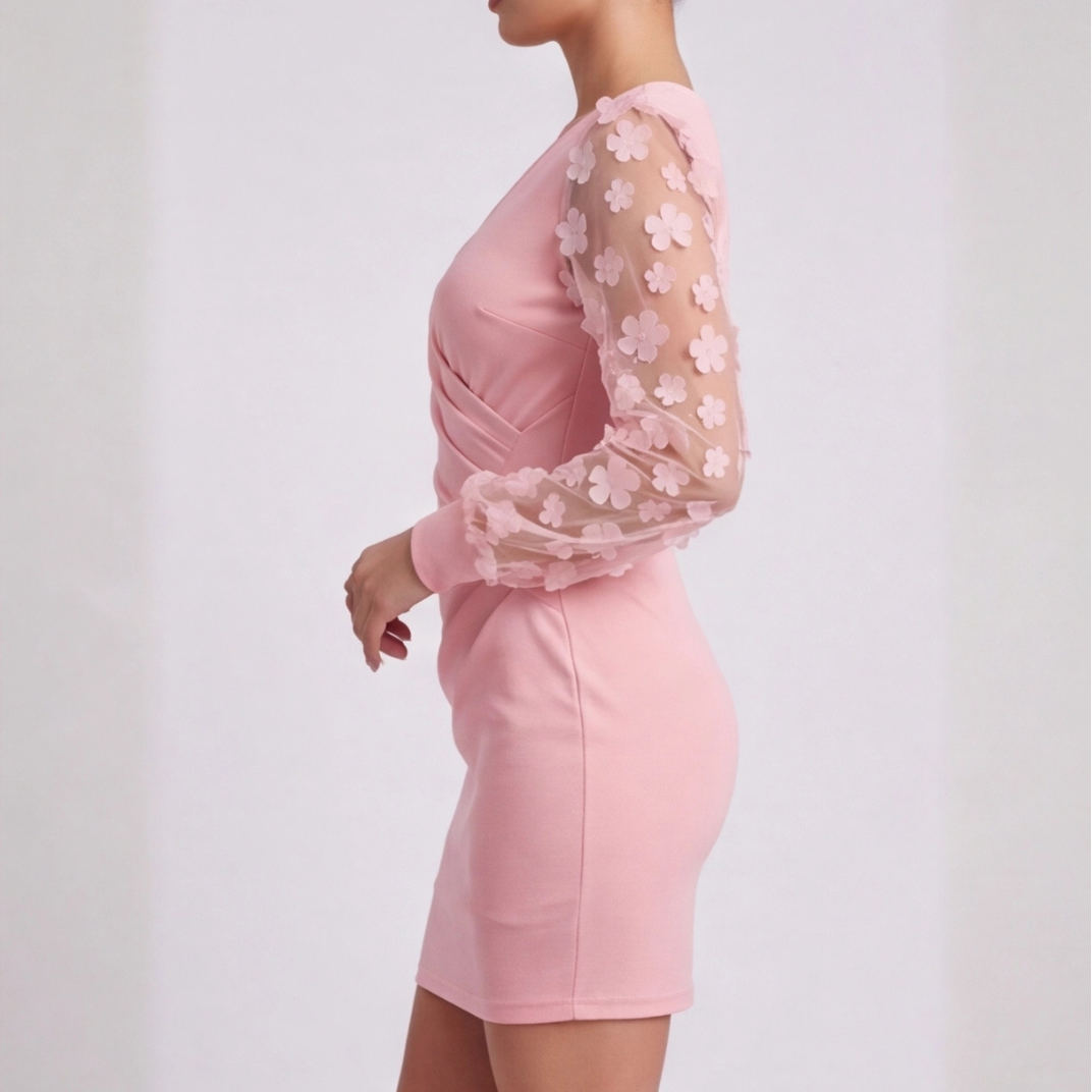 Robe Manon rose fleuries, silhouette ajustée vue en pied