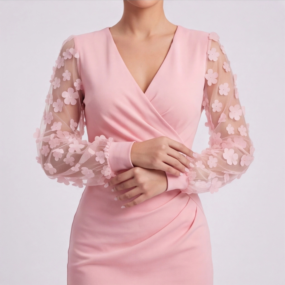 Détail de la manche transparente avec appliqués floraux, coloris rose