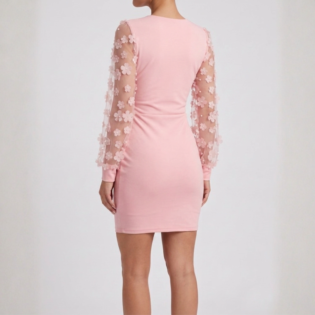 Robe Manon rose, vue rapprochée de la coupe cache-cœur et du drapé à la taille