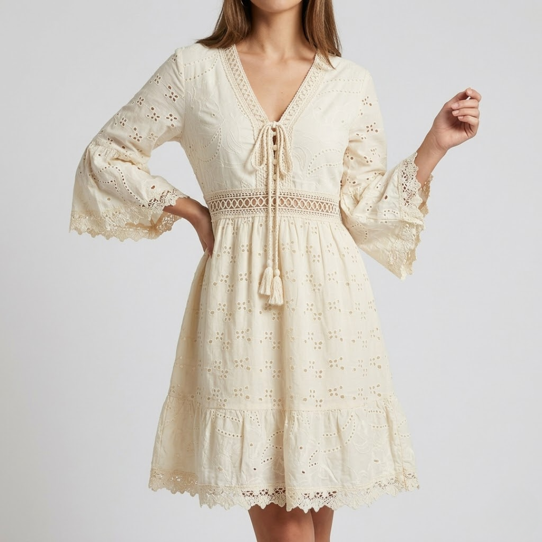 Robe courte beige broderie anglaise col V noué à pompons, vue de face