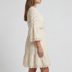 Robe Brenna beige vue de dos, manches évasées 3/4 à dentelle festonnée