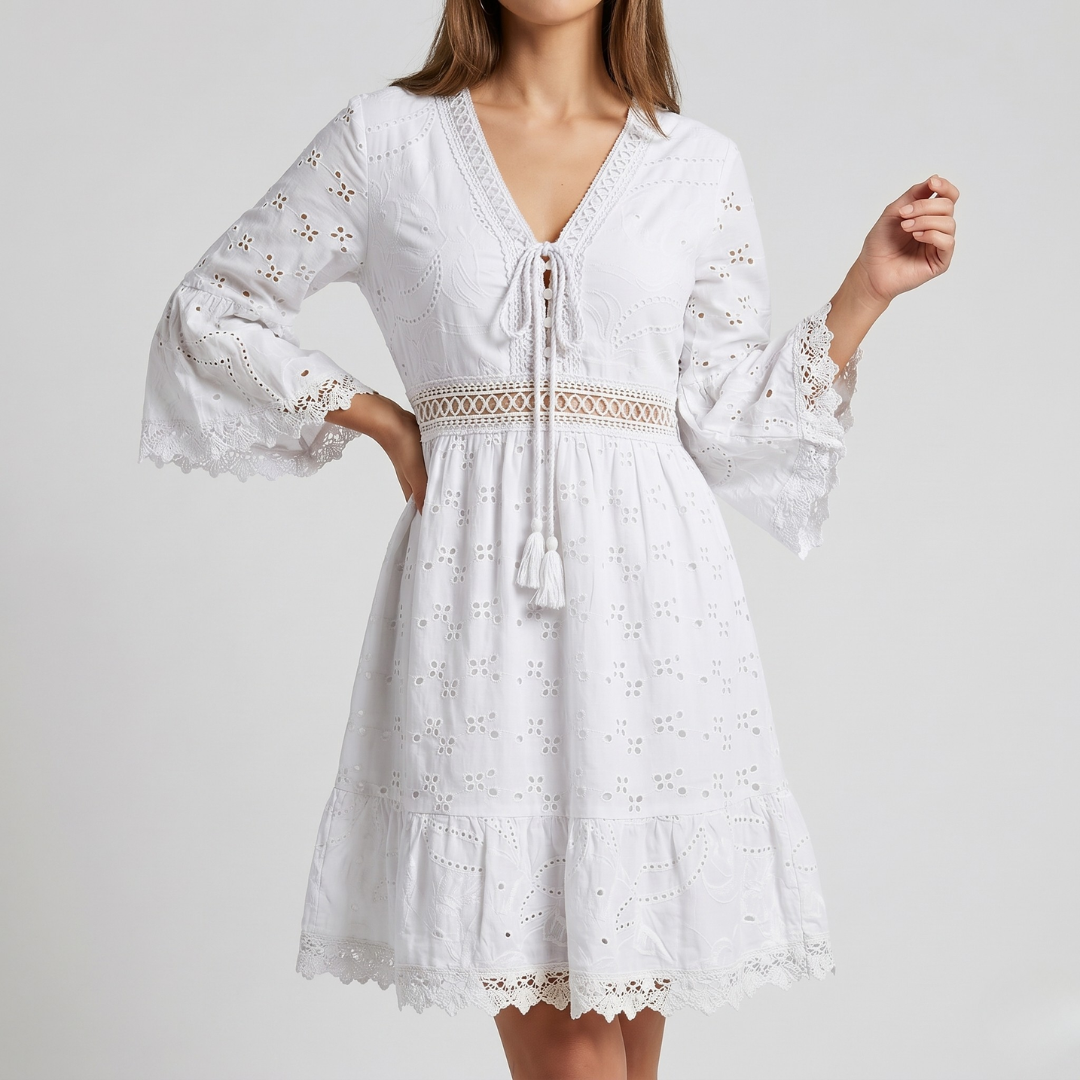 Robe Brenna coloris blanc, broderie anglaise col V, manches évasées à dentelle