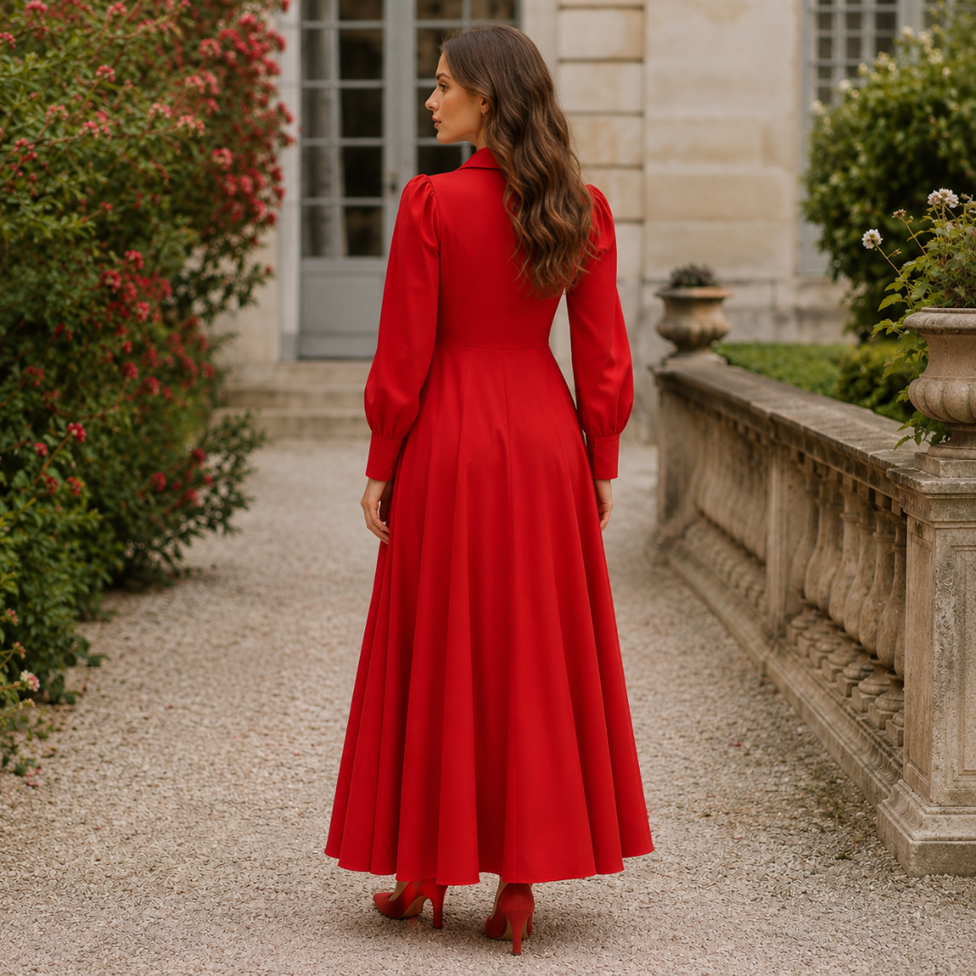 Dos de la robe longue rouge, taille cintrée et ampleur fluide de la jupe