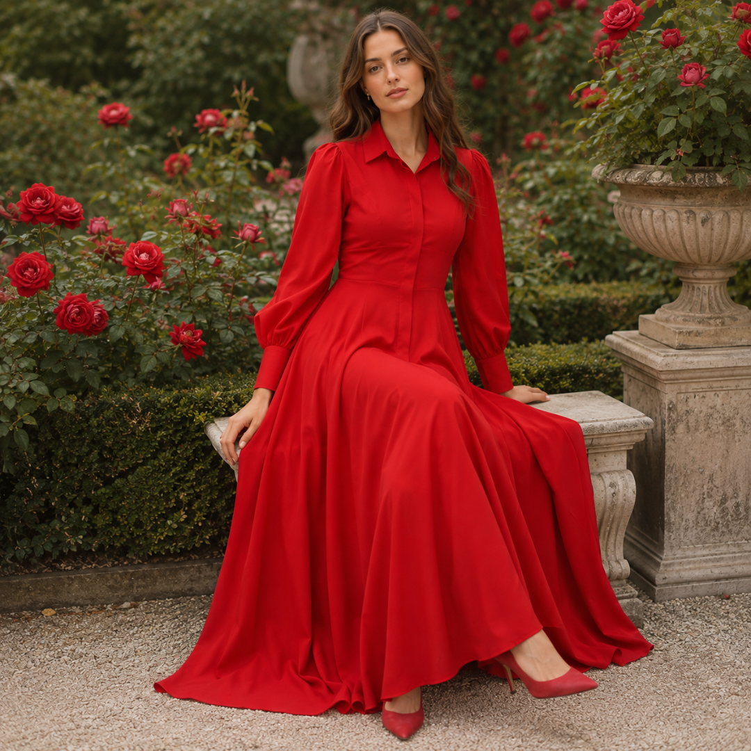 Robe longue rouge portée assise, boutonnage devant et col chemise bien visibles