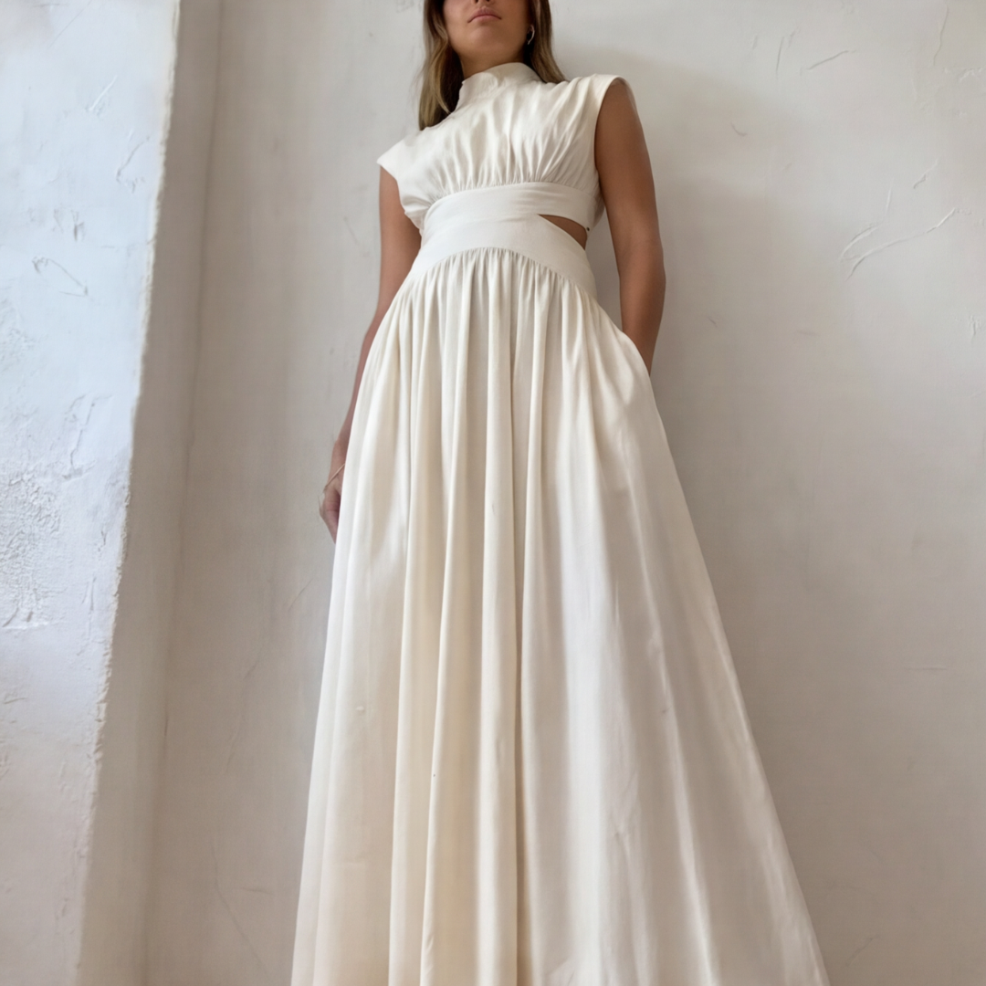 Détail de la découpe à la taille de la robe longue blanche