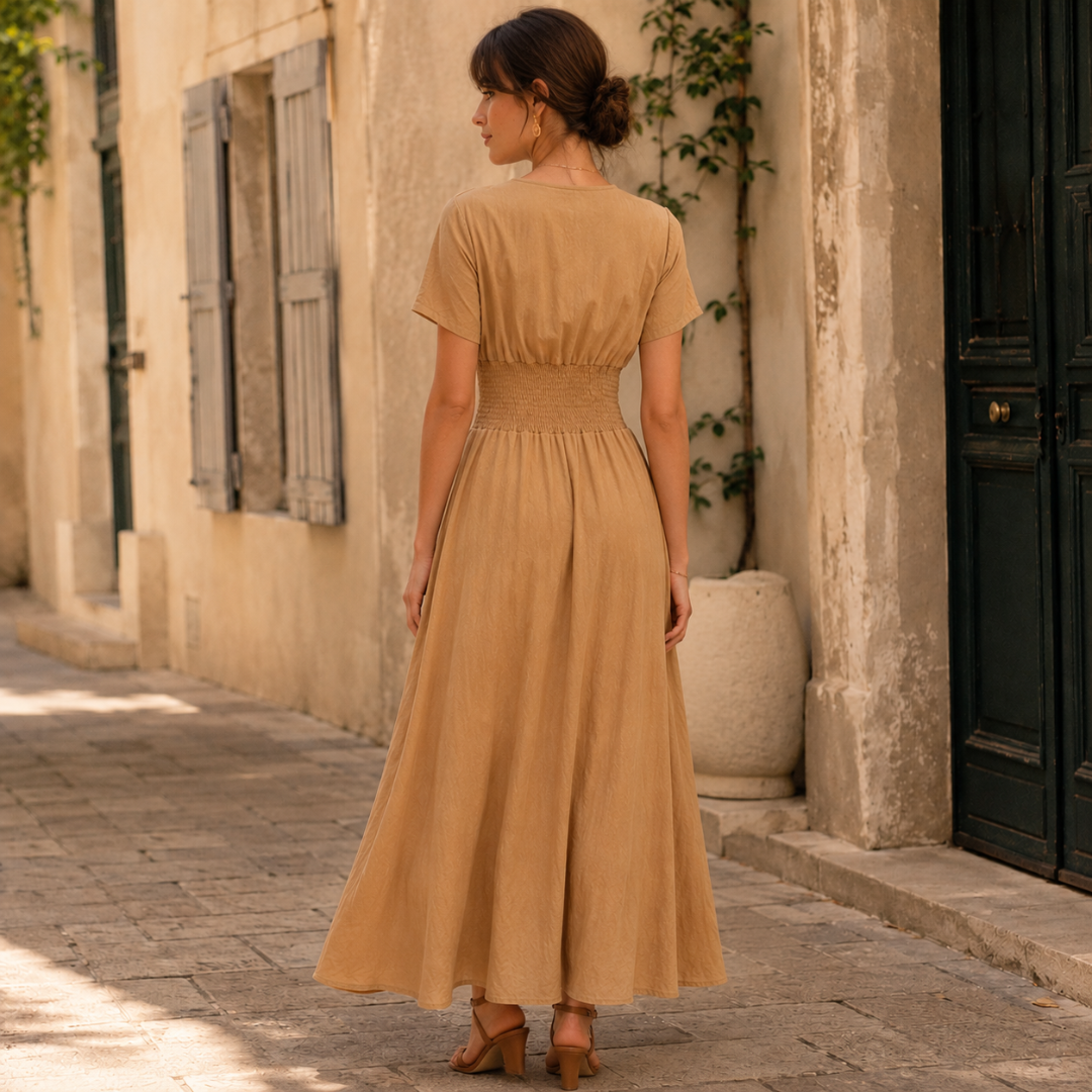 Dos de la robe longue beige avec taille smockée et manches courtes arrondies