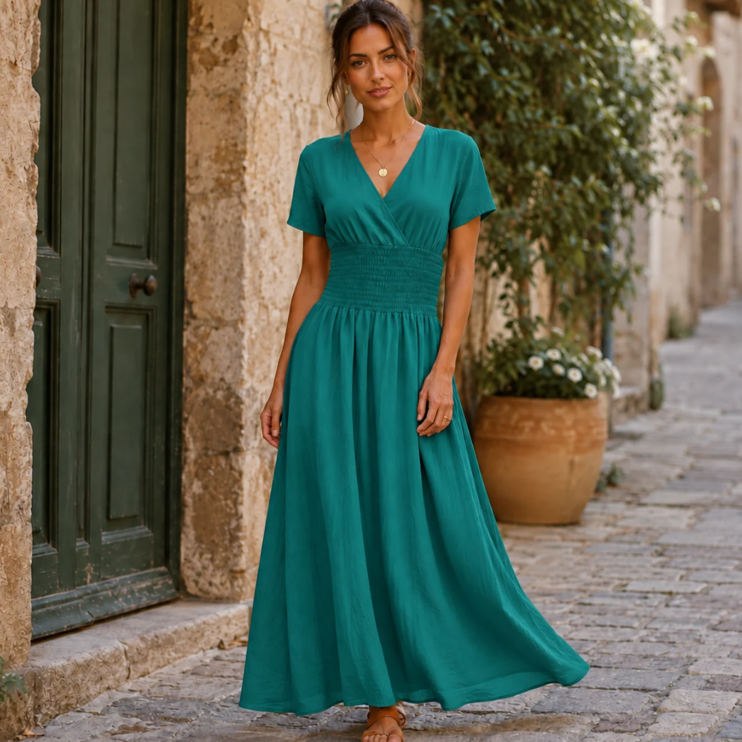 Robe longue verte à col V cache-cœur et taille smockée, ruelle pavée