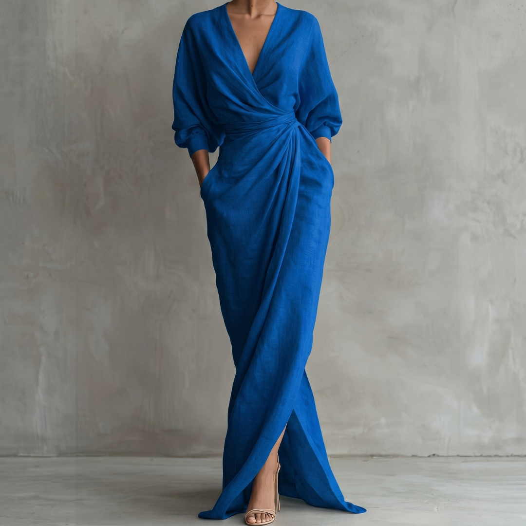 Robe longue cache-cœur bleue avec fente et manches longues fluides