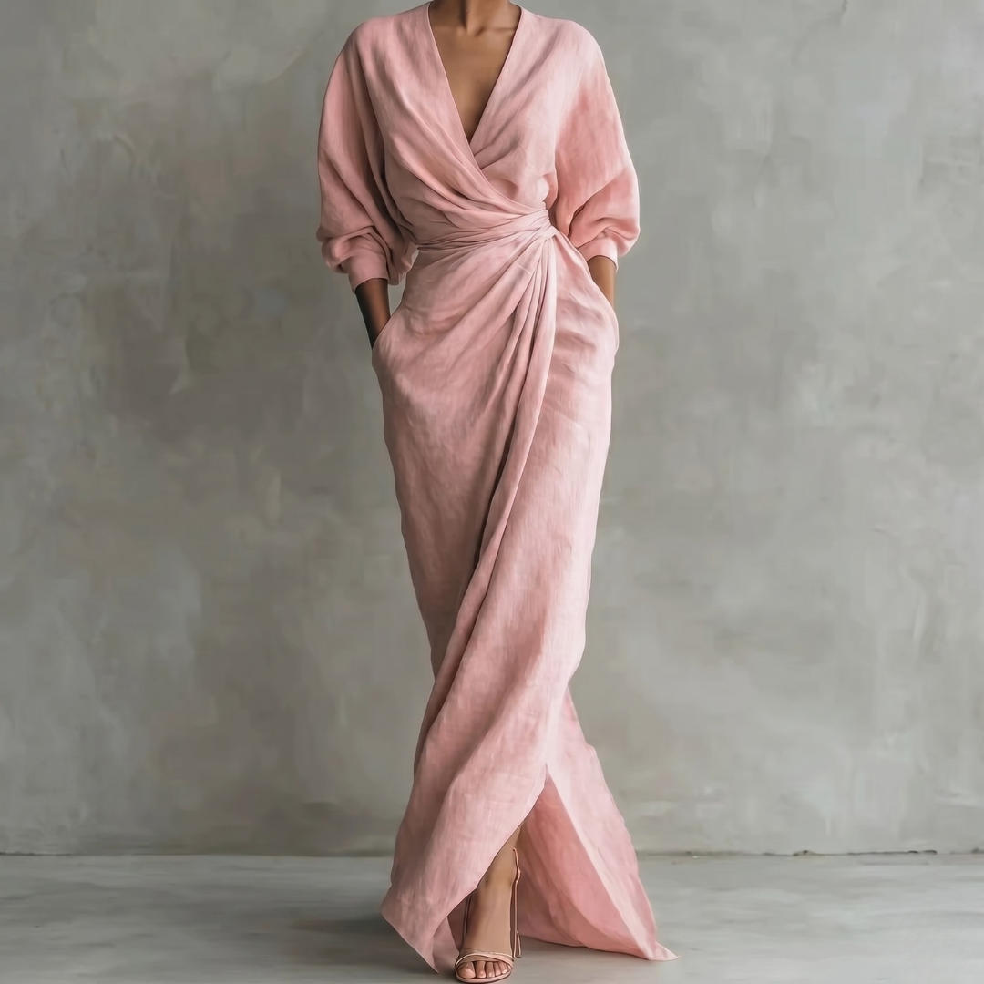 Robe longue cache-cœur col V en tissu fluide rose portée avec sandales à talons