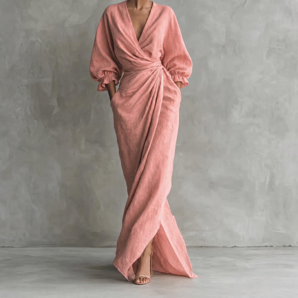 Robe longue cache-cœur col V en tissu fluide rose portée avec sandales à talons