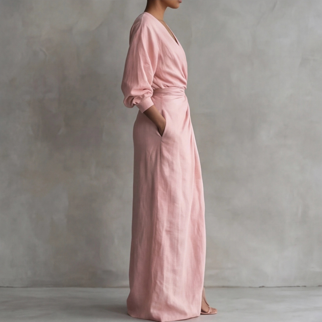 Vue de face robe longue drapée rose pâle avec fente et manches longues