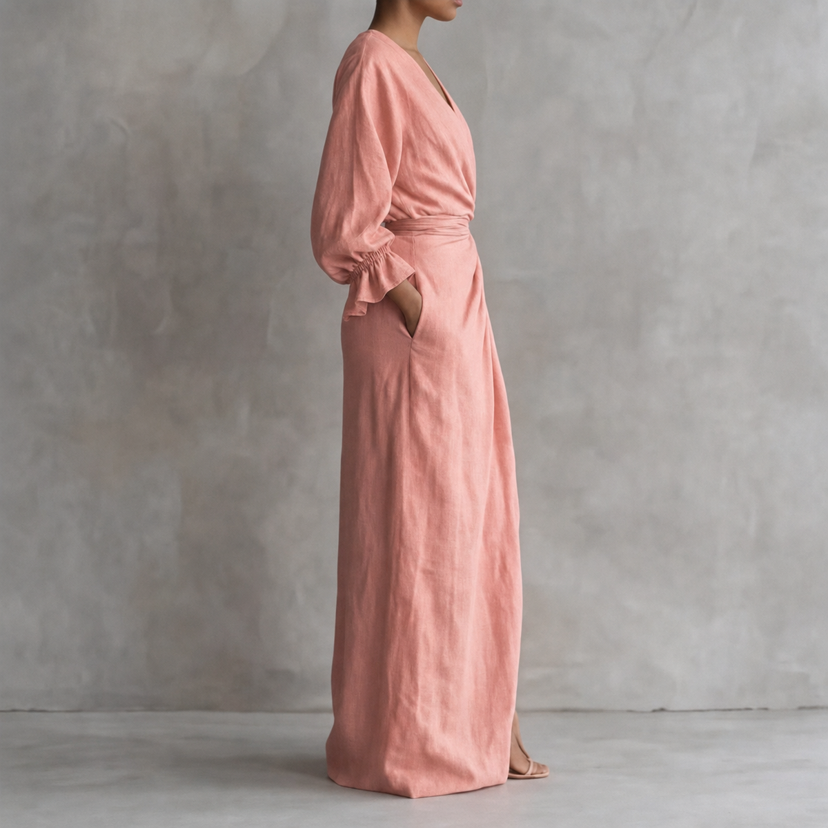 Vue de face robe longue drapée rose pâle avec fente et manches longues