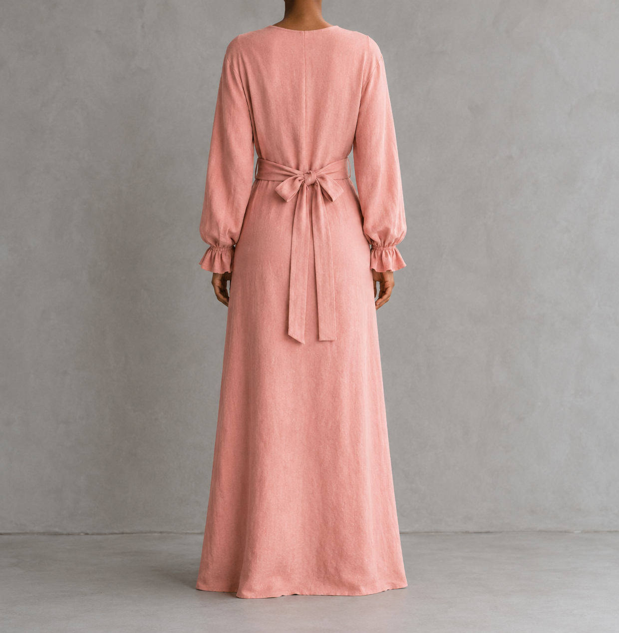 Vue de face robe longue drapée rose pâle avec fente et manches longues