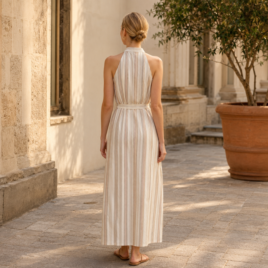 Vue de dos de la robe longue rayée beige au dos dégagé et lien noué à la taille