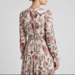 Robe longue fleurie beige, vue trois quarts manches longues fluides