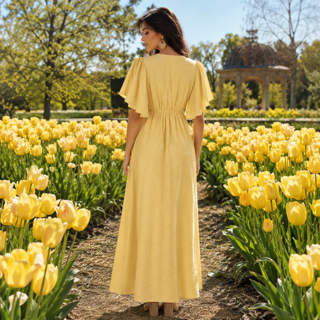 Dos de la robe longue jaune avec taille élastiquée et manches courtes volantées