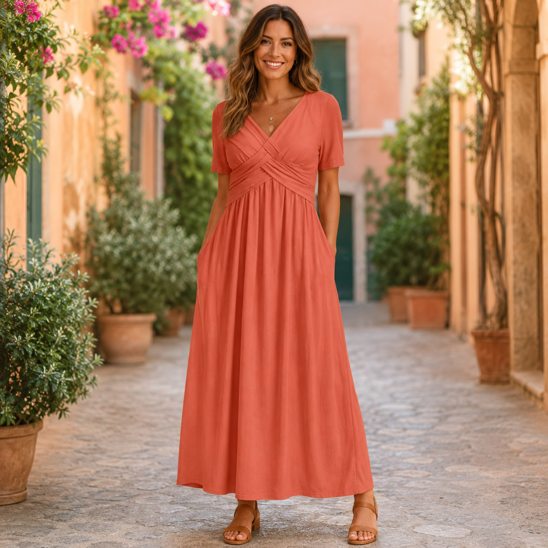 Robe longue corail à buste croisé et col V, portée en extérieur ensoleillé