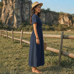 Femme portant une robe longue bleu Tibétain fluide dans un champ ensoleillé