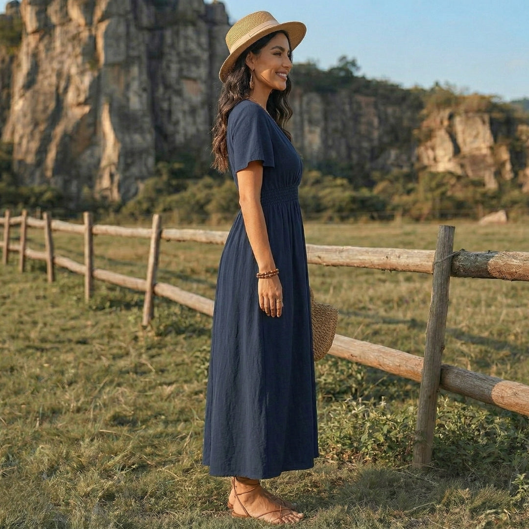 Femme portant une robe longue bleu Tibétain fluide dans un champ ensoleillé