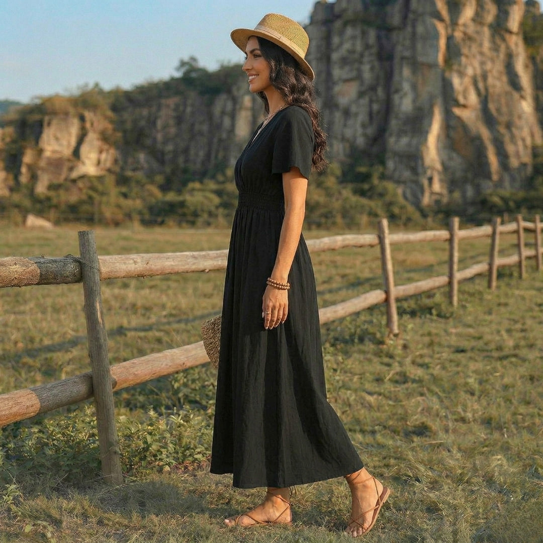 Robe longue noire de profil, col V et manches courtes évasées