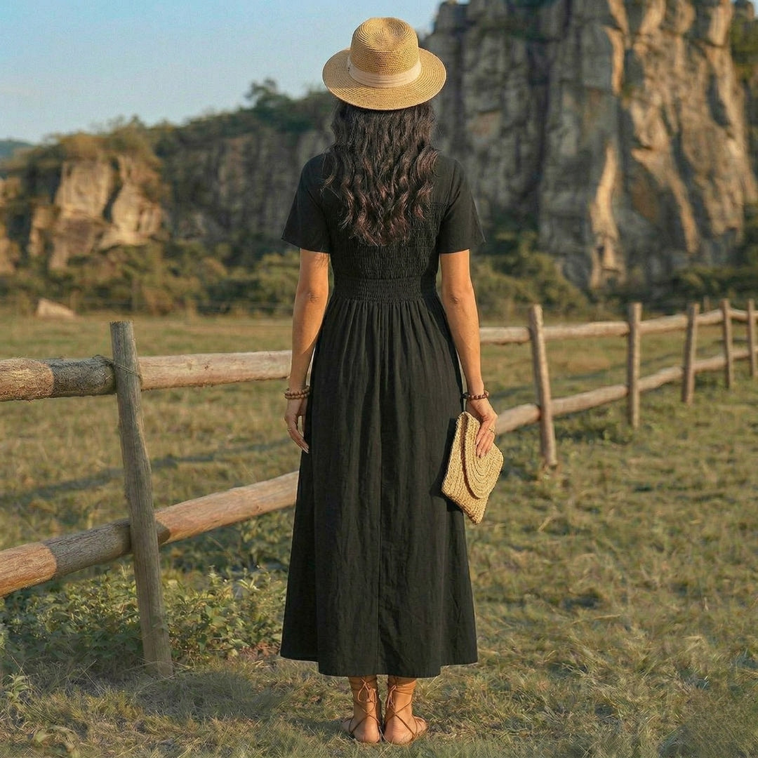 Robe longue noire vue de dos avec taille froncée et jupe évasée