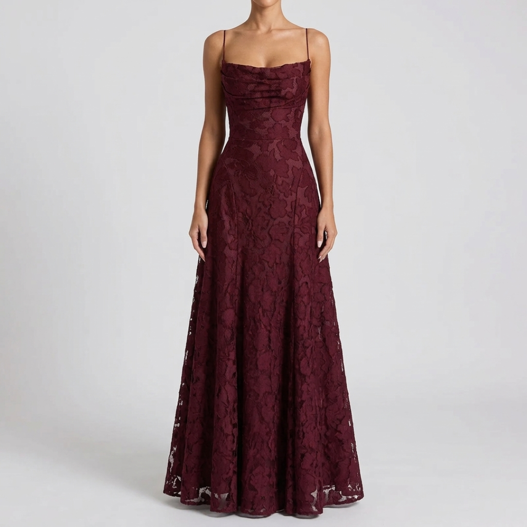 Robe longue en dentelle bordeaux, vue de face, coupe évasée et bretelles fines