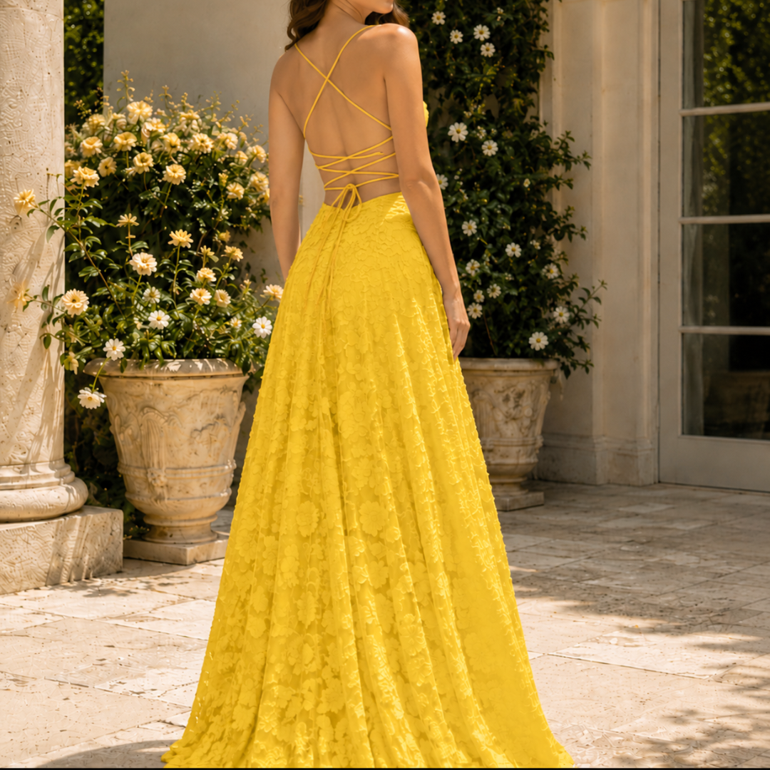 Robe femme longue jaune vue de dos avec dos lacé et jupe fluide texturée