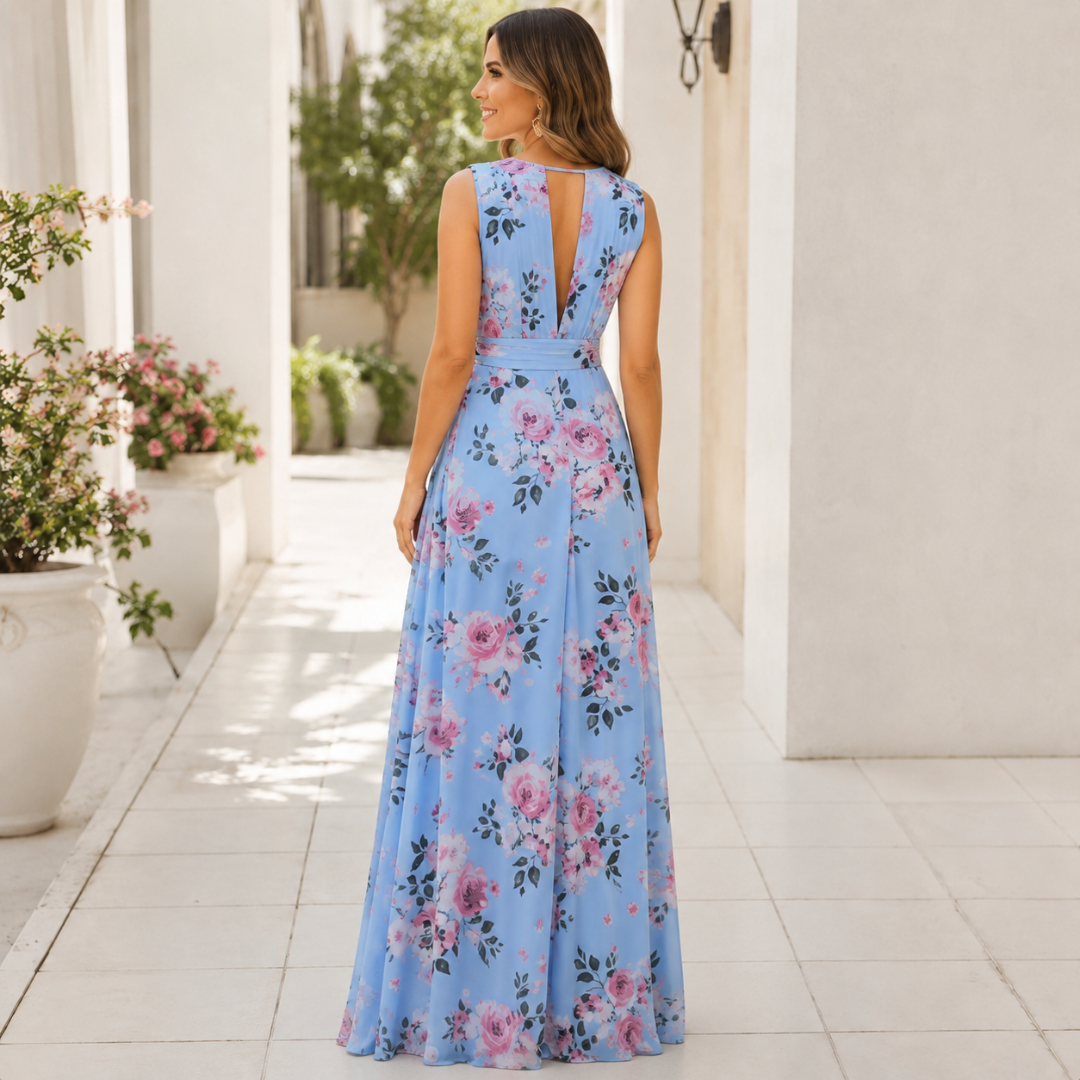 Robe longue fleurie bleue portée en extérieur, vue de profil en marchant
