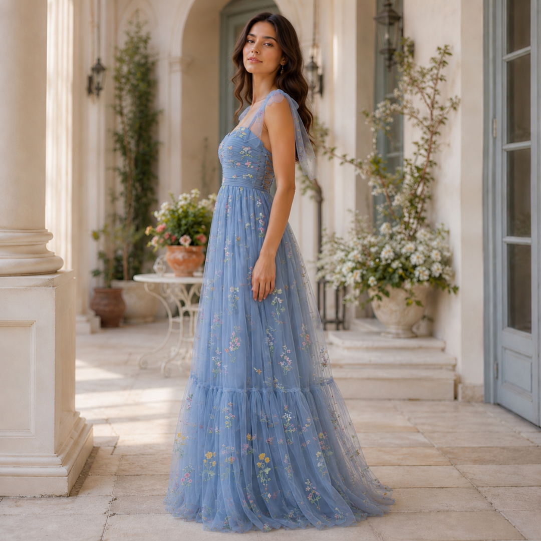 Robe longue bleue vue de face plan rapproché mettant en valeur les bretelles nouées et le corsage froncé
