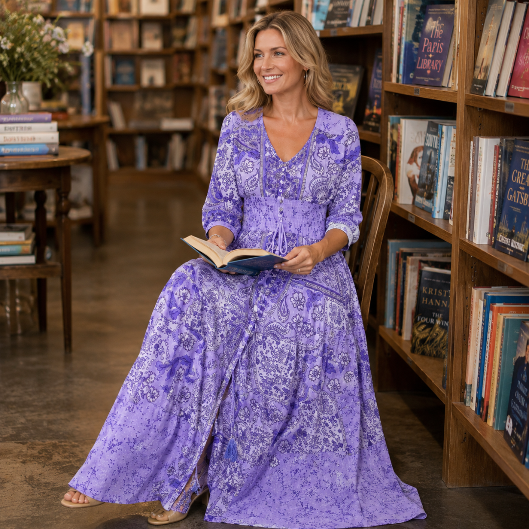 Vue rapprochée du décolleté en V et de la taille smockée de la robe violette