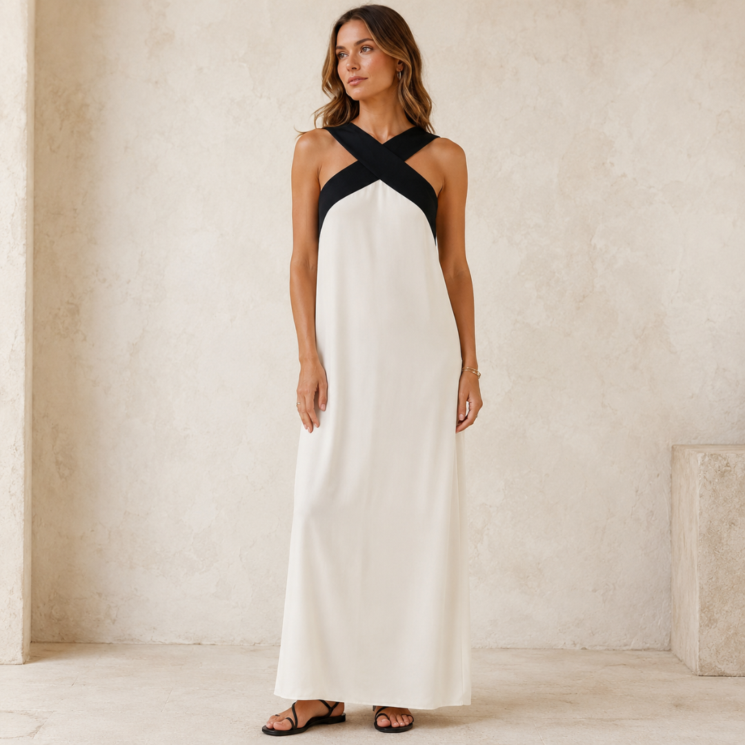 Robe longue blanche à col halter croisé sur fond neutre