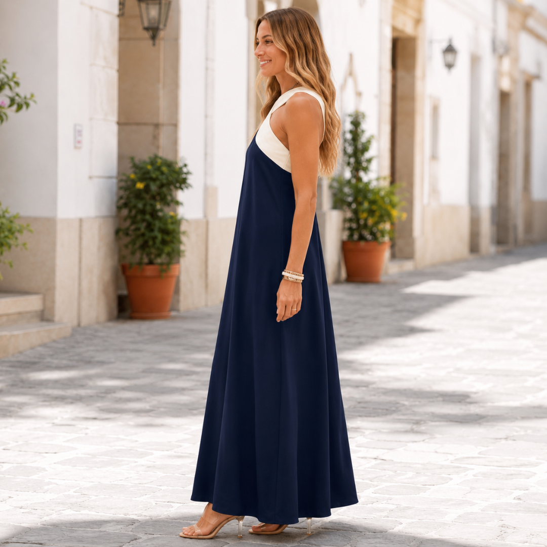 Vue de dos d'une robe maxi bleu marine à coupe fluide et ample