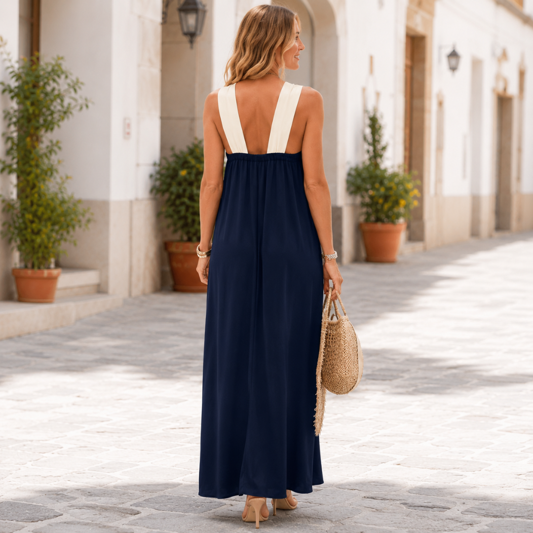 Robe longue bleu marine vue de profil, tissu fluide en mouvement
