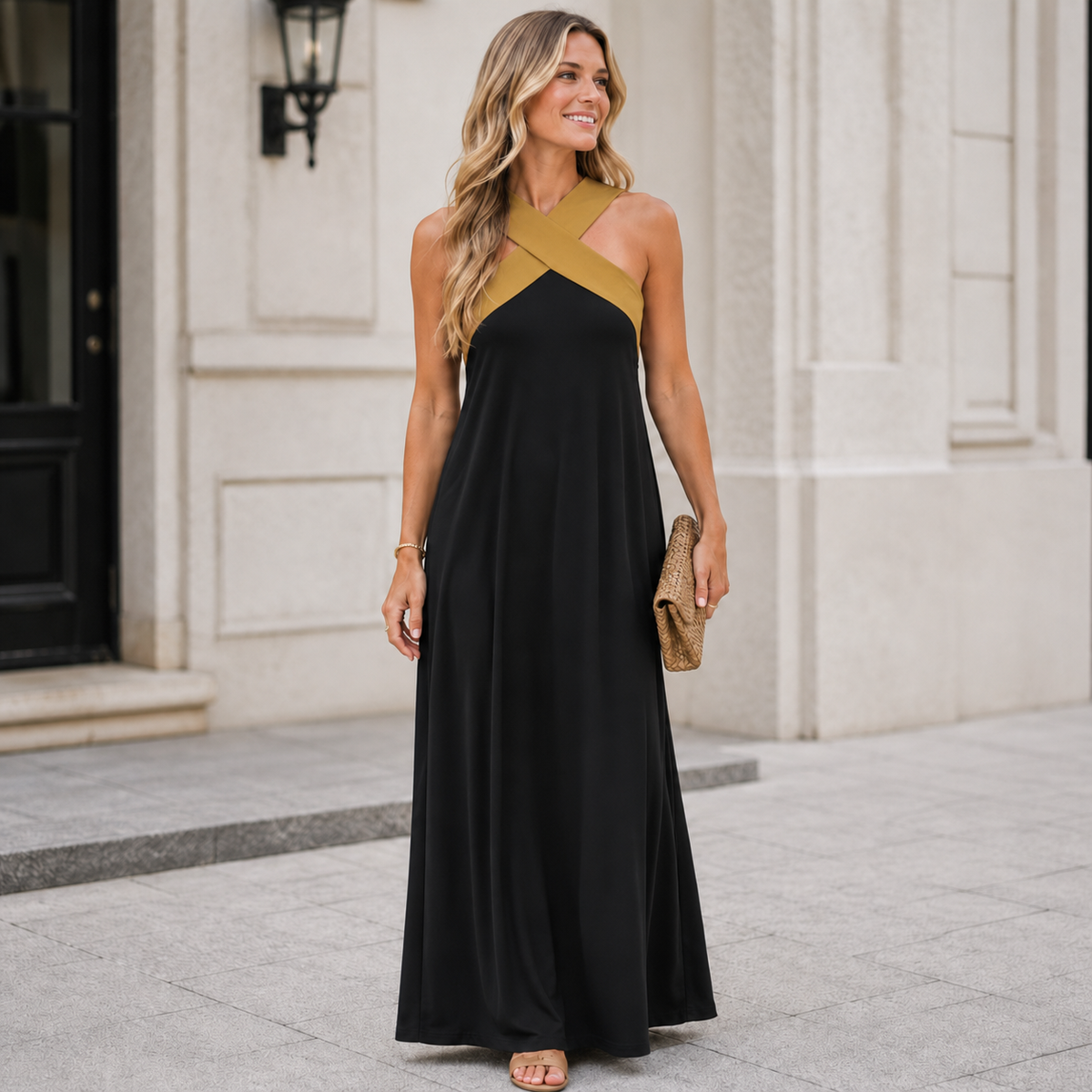 Robe longue noire à col halter croisé, coupe ample et fluide