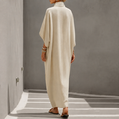 Robe maxi beige vue de dos, manches chauve-souris et silhouette oversize fluide