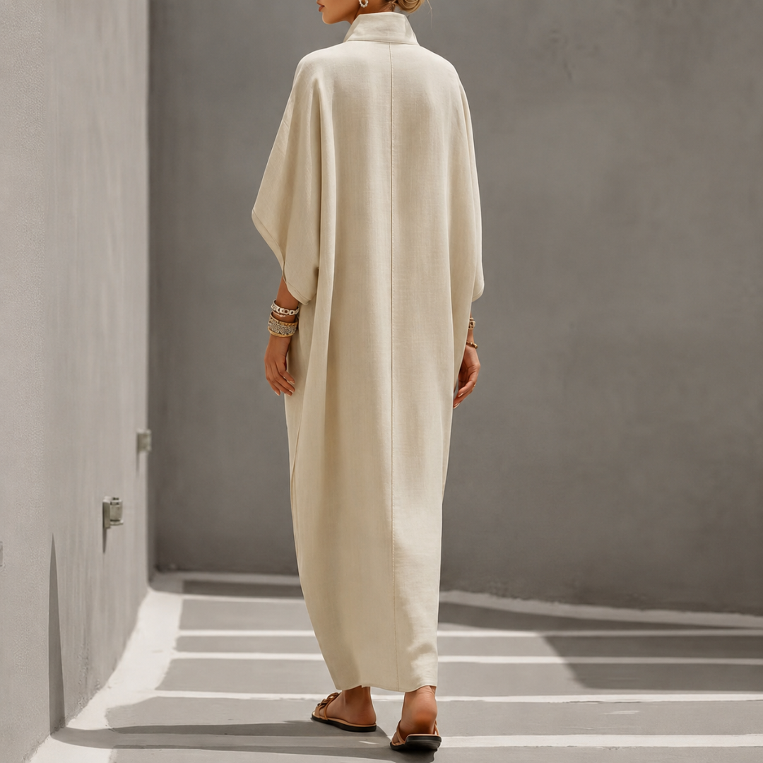 Robe maxi beige vue de dos, manches chauve-souris et silhouette oversize fluide