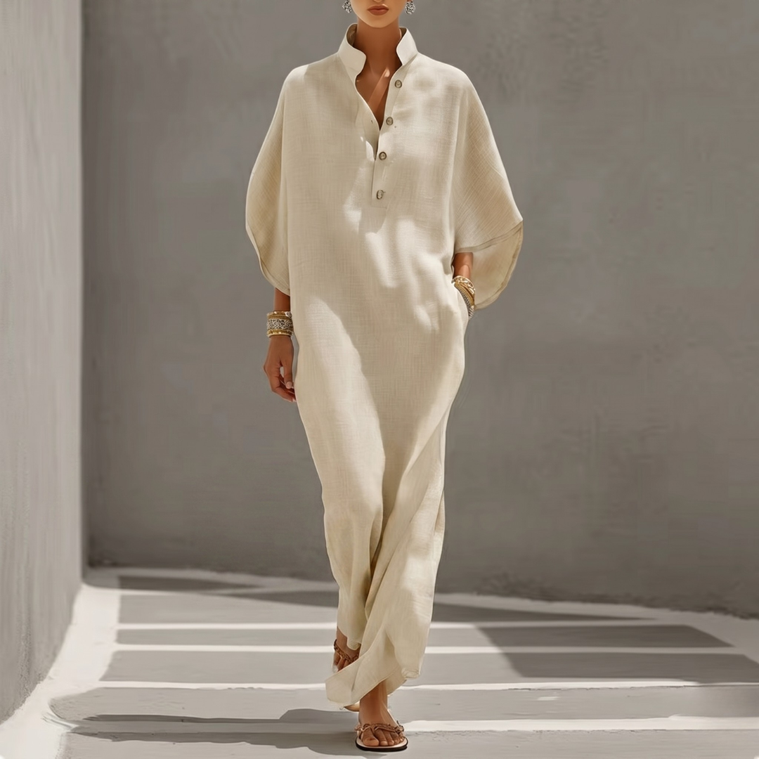 Robe maxi oversize beige col montant boutons dorés manches chauve-souris vue de face