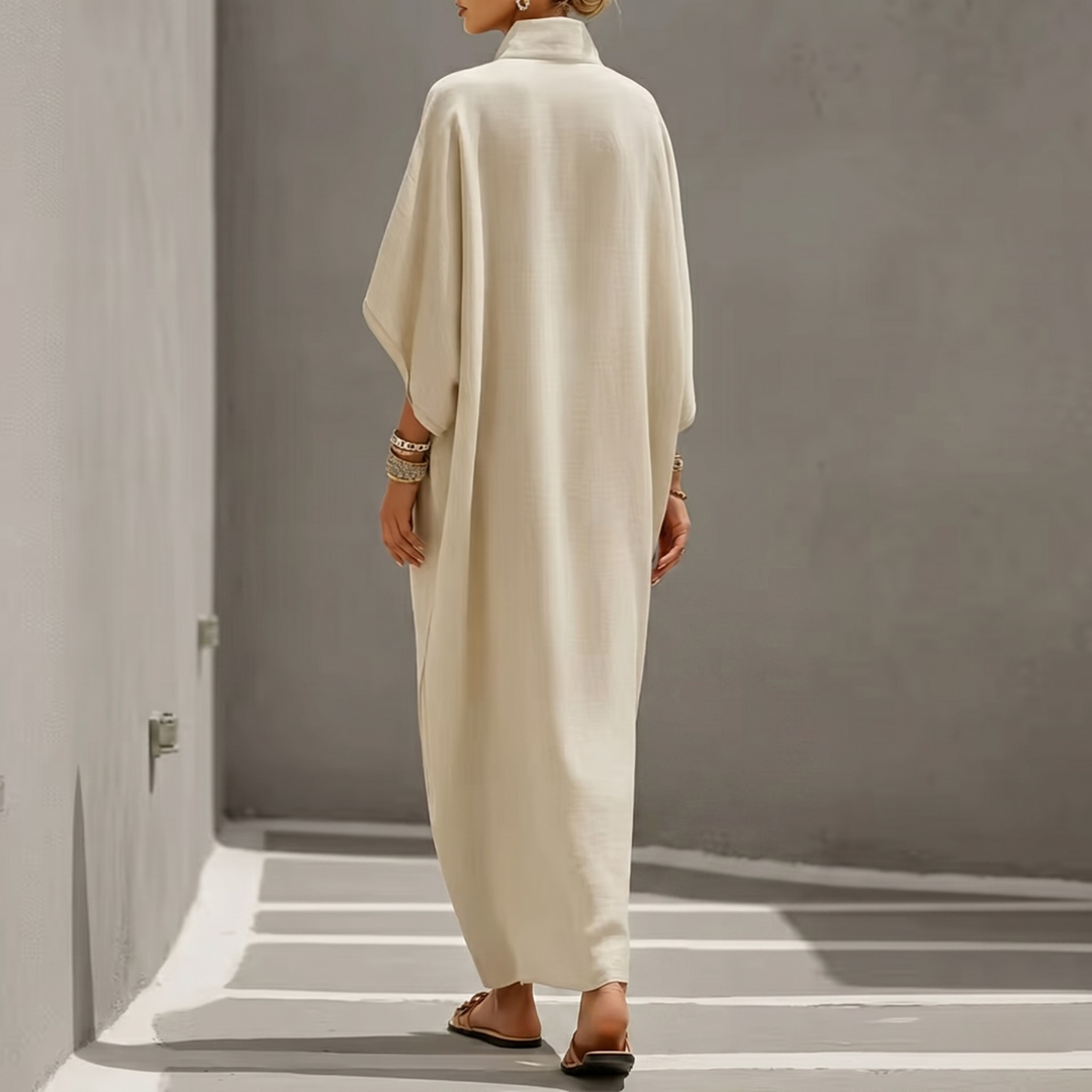 Robe femme longue beige oversize portée avec sandales vue complète
