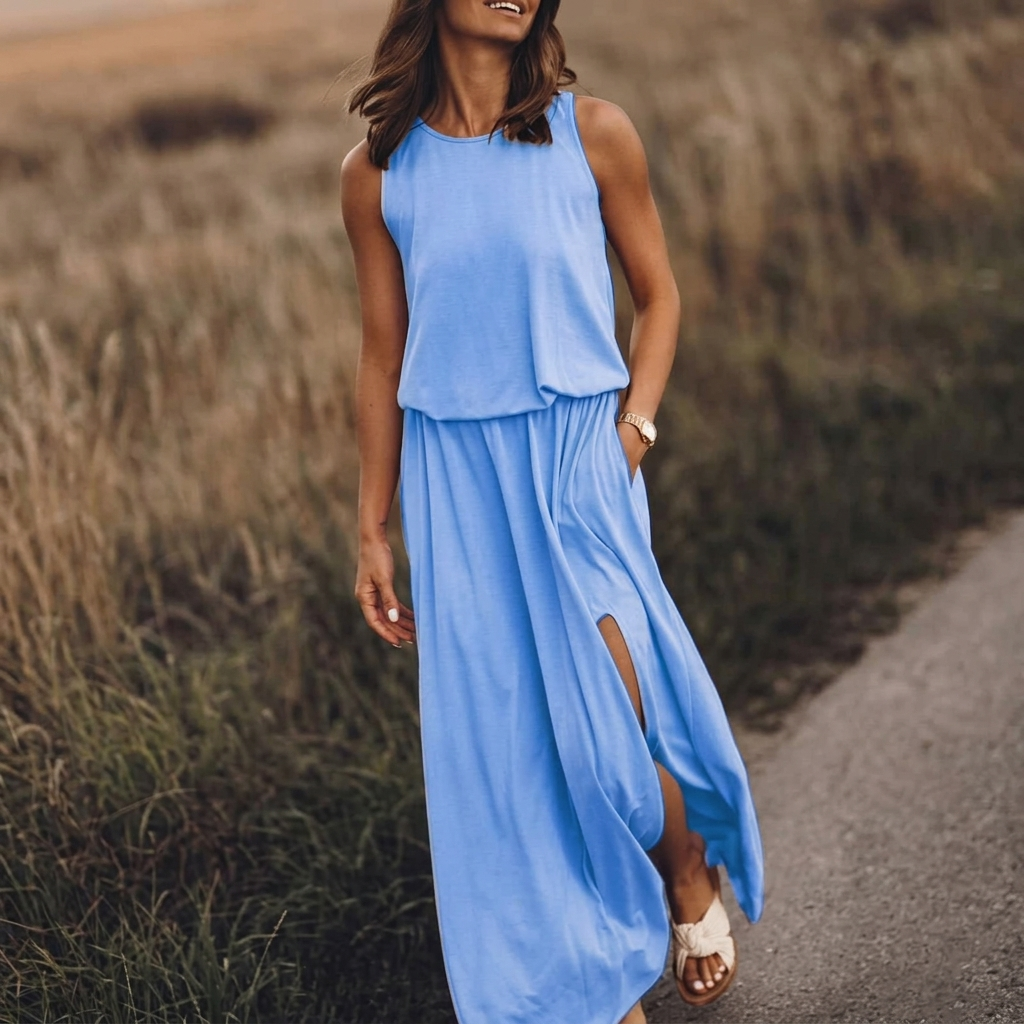 Robe longue bleu clair sans manches, silhouette fluide en mouvement