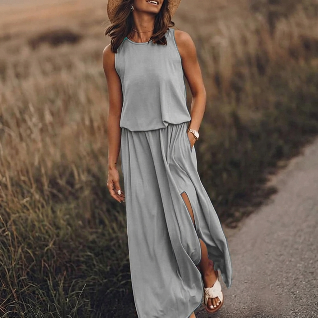 Robe longue grise col rond, modèle debout en extérieur