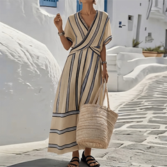 Robe maxi rayée coloris beige, coupe ample, vue de face en extérieur
