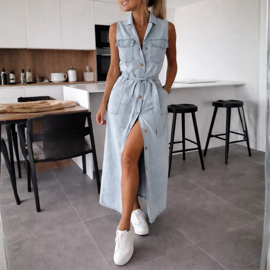 Robe maxi en jean bleu clair boutonnée avec ceinture, vue de face intérieur cuisine
