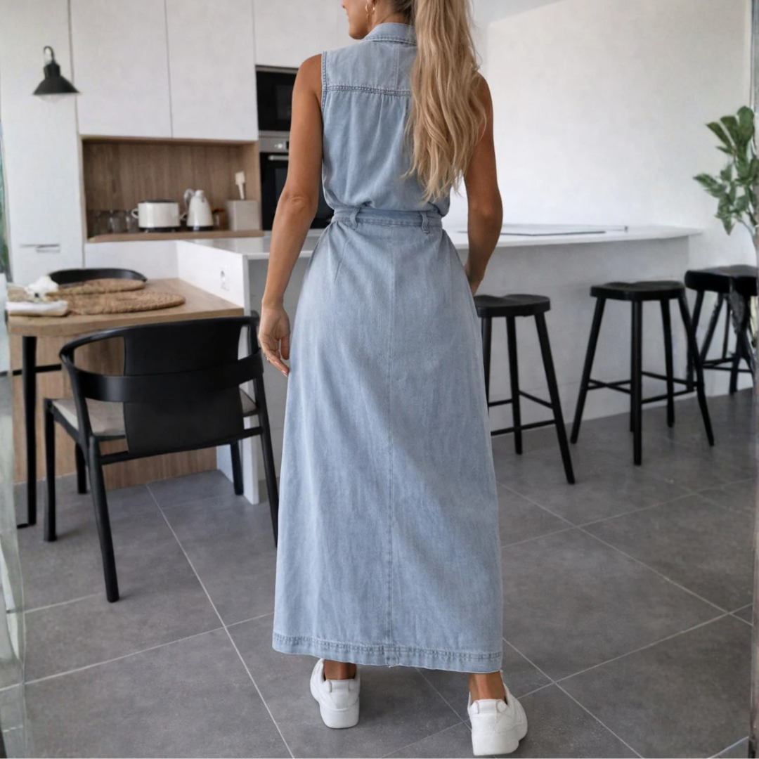 Robe maxi en jean bleu clair avec fente frontale, vue trois quarts